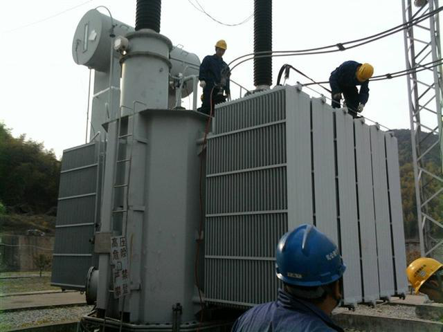 作業(yè)人員安全保護繩系在安全水平保護繩上，確保在變壓器本體上移動始終不會失去保護。