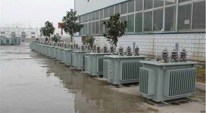 油浸式變壓器的保養(yǎng)如何去做？預防滲漏油：油浸式變壓器在油箱內充滿變壓器油，裝配中依靠緊固件對耐油橡膠元件加壓而密封。